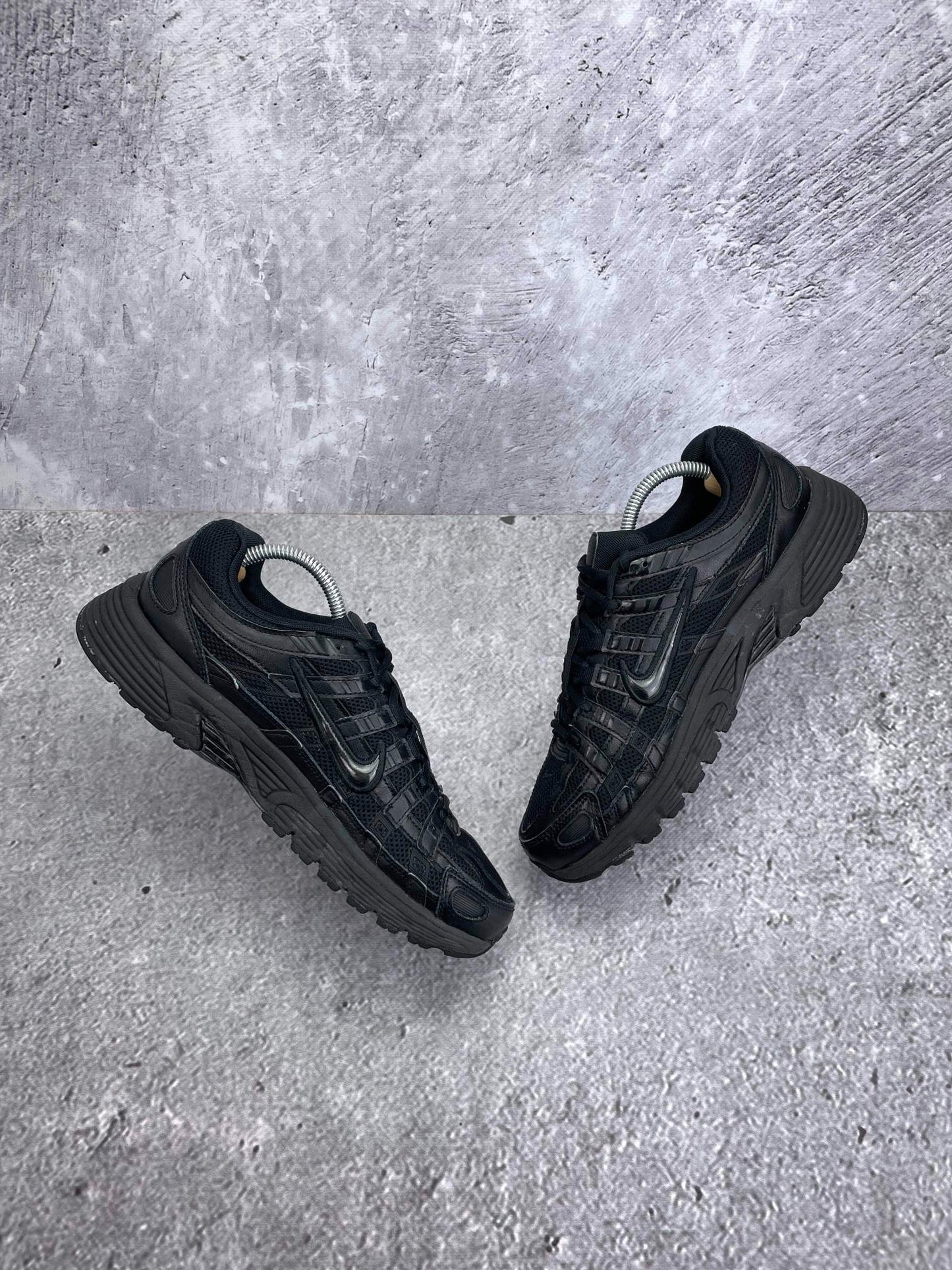 Nike P-6000 Black — buty sportowe męskie w bardzo dobrym stanie rozmiar 42, widok z góry na wewnętrzną stronę butów