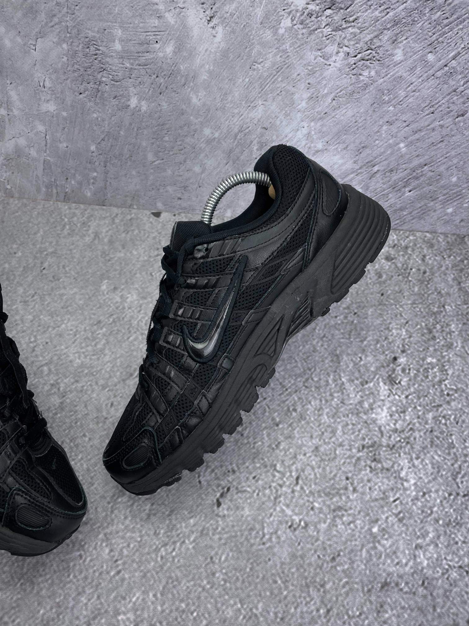 Nike P-6000 Black — buty sportowe męskie w bardzo dobrym stanie rozmiar 42, wewnętrzny panel prawego buta