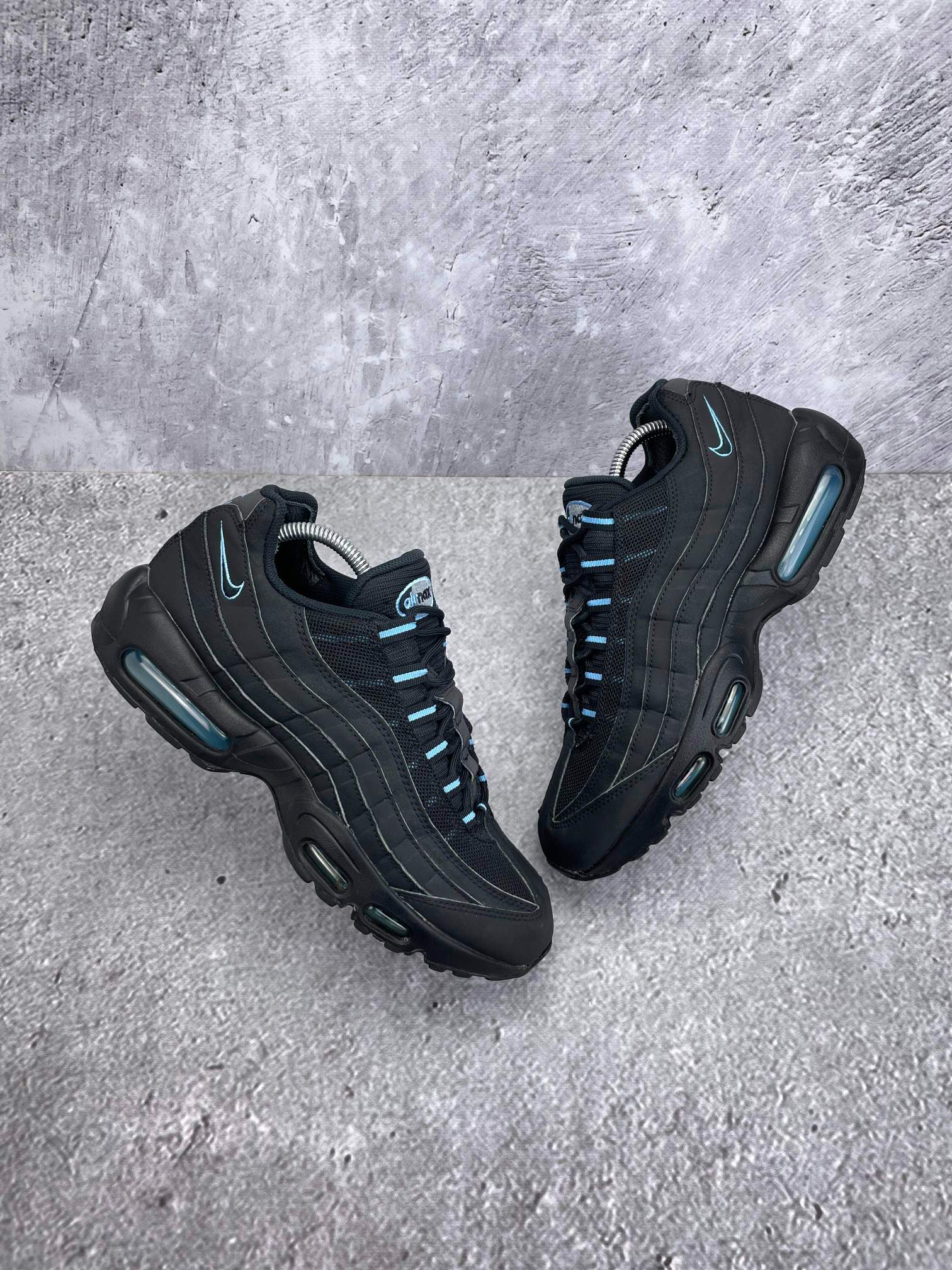 Nike Air Max 95 Black University Blue — buty sportowe męskie w bardzo dobrym stanie rozmiar 43, widok z góry na zewnętrzną stronę butów
