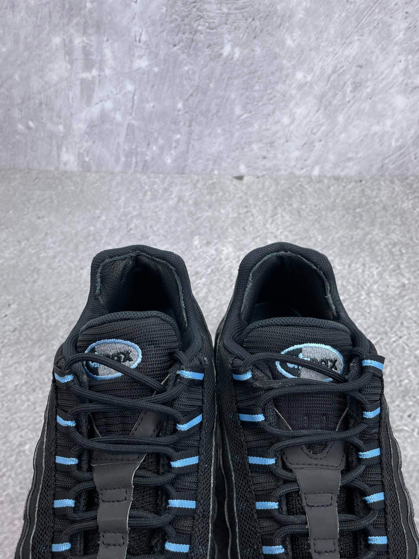 Nike Air Max 95 Black University Blue — buty sportowe męskie w bardzo dobrym stanie rozmiar 43, zapiętki butów