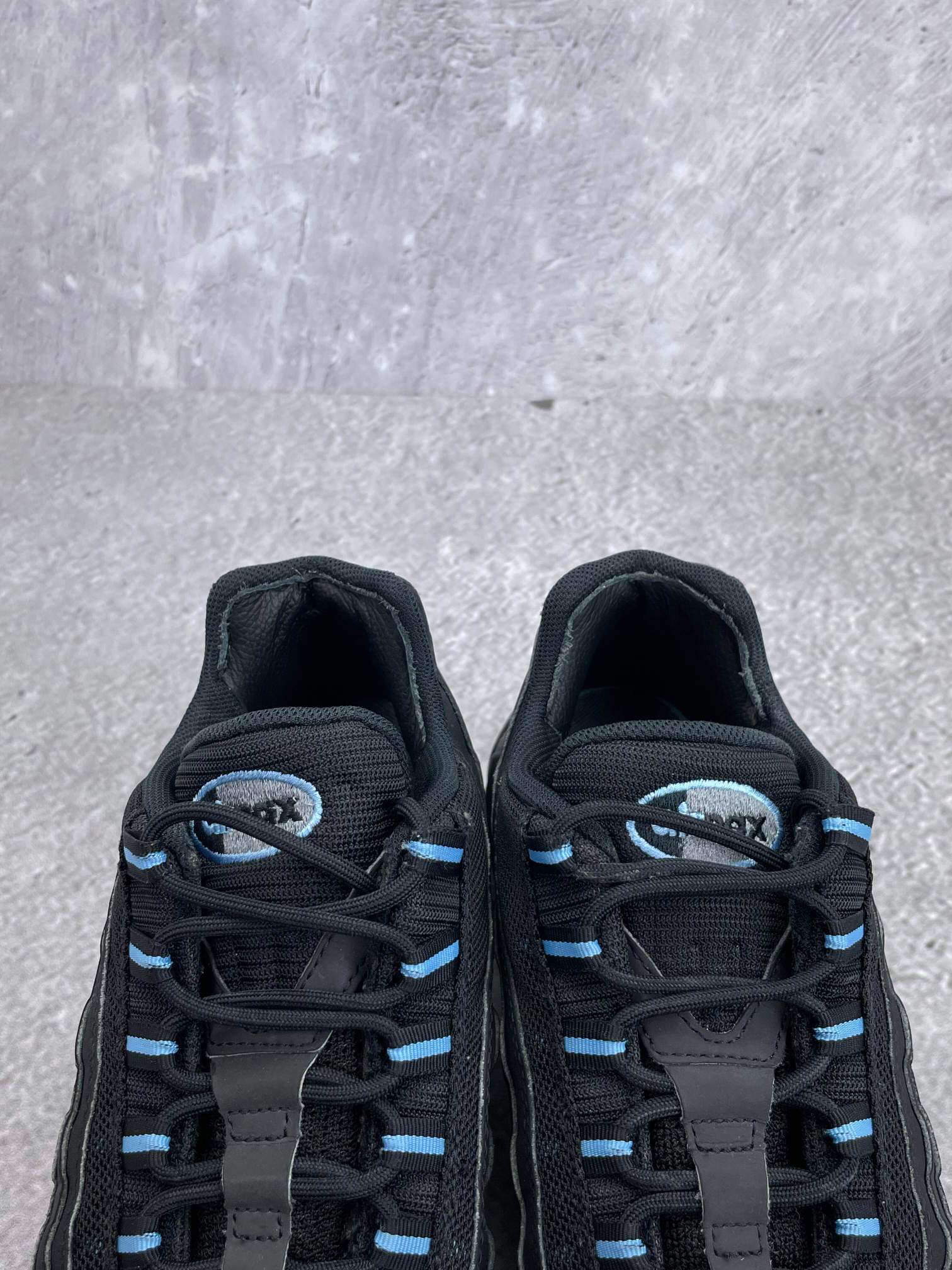Nike Air Max 95 Black University Blue — buty sportowe męskie w bardzo dobrym stanie rozmiar 43, zapiętki butów