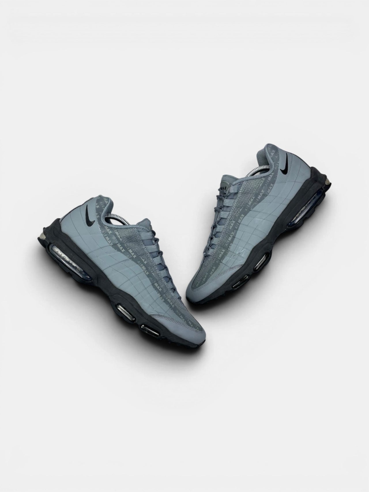 Nike Air Max 95 Ultra Cool Grey — buty sportowe męskie w bardzo dobrym stanie rozmiar 44, widok z góry na zewnętrzną stronę butów