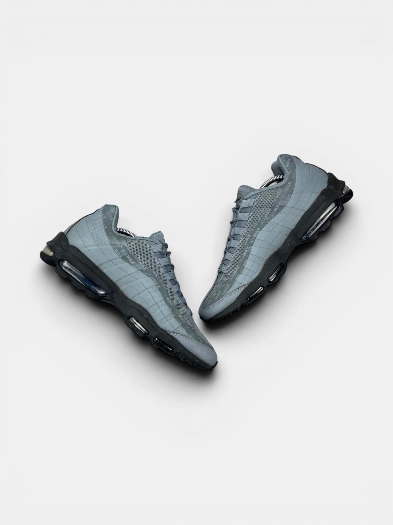Nike Air Max 95 Ultra Cool Grey — buty sportowe męskie w bardzo dobrym stanie rozmiar 44, zewnętrzny panel prawego buta