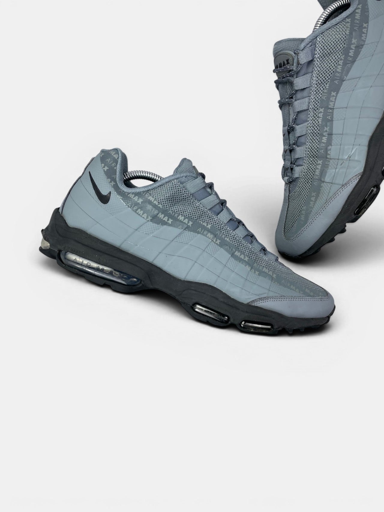 Nike Air Max 95 Ultra Cool Grey — buty sportowe męskie w bardzo dobrym stanie rozmiar 44, zewnętrzny panel lewego buta