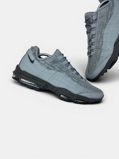 Nike Air Max 95 Ultra Cool Grey — buty sportowe męskie w bardzo dobrym stanie rozmiar 44, zewnętrzny panel lewego buta