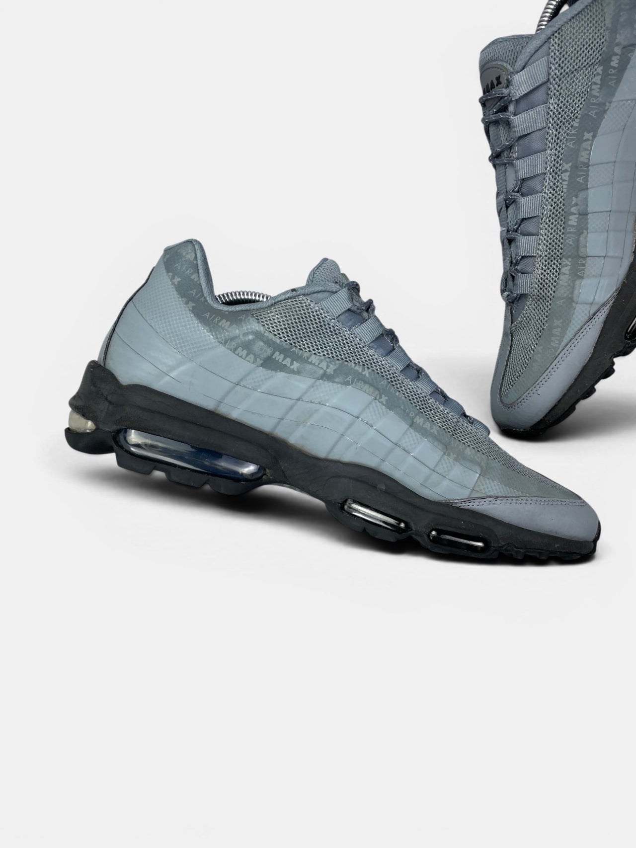 Nike Air Max 95 Ultra Cool Grey — buty sportowe męskie w bardzo dobrym stanie rozmiar 44, wewnętrzny panel lewego buta