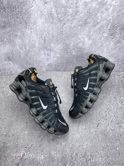 Nike Shox TL Black Iron Grey - buty sportowe, widok z góry na zewnętrzną stronę butów