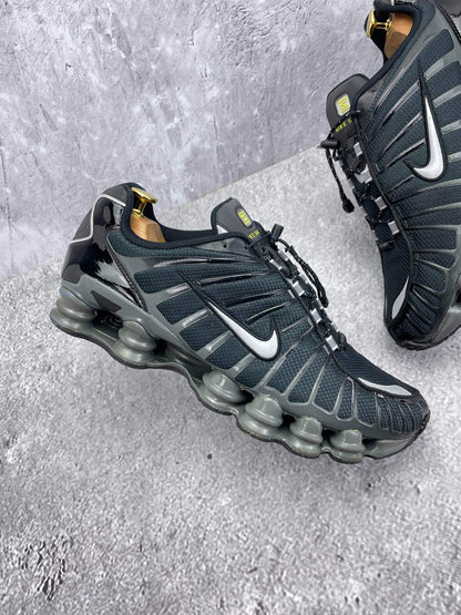 Nike Shox TL Black Iron Grey - buty sportowe, zewnętrzny panel prawego buta