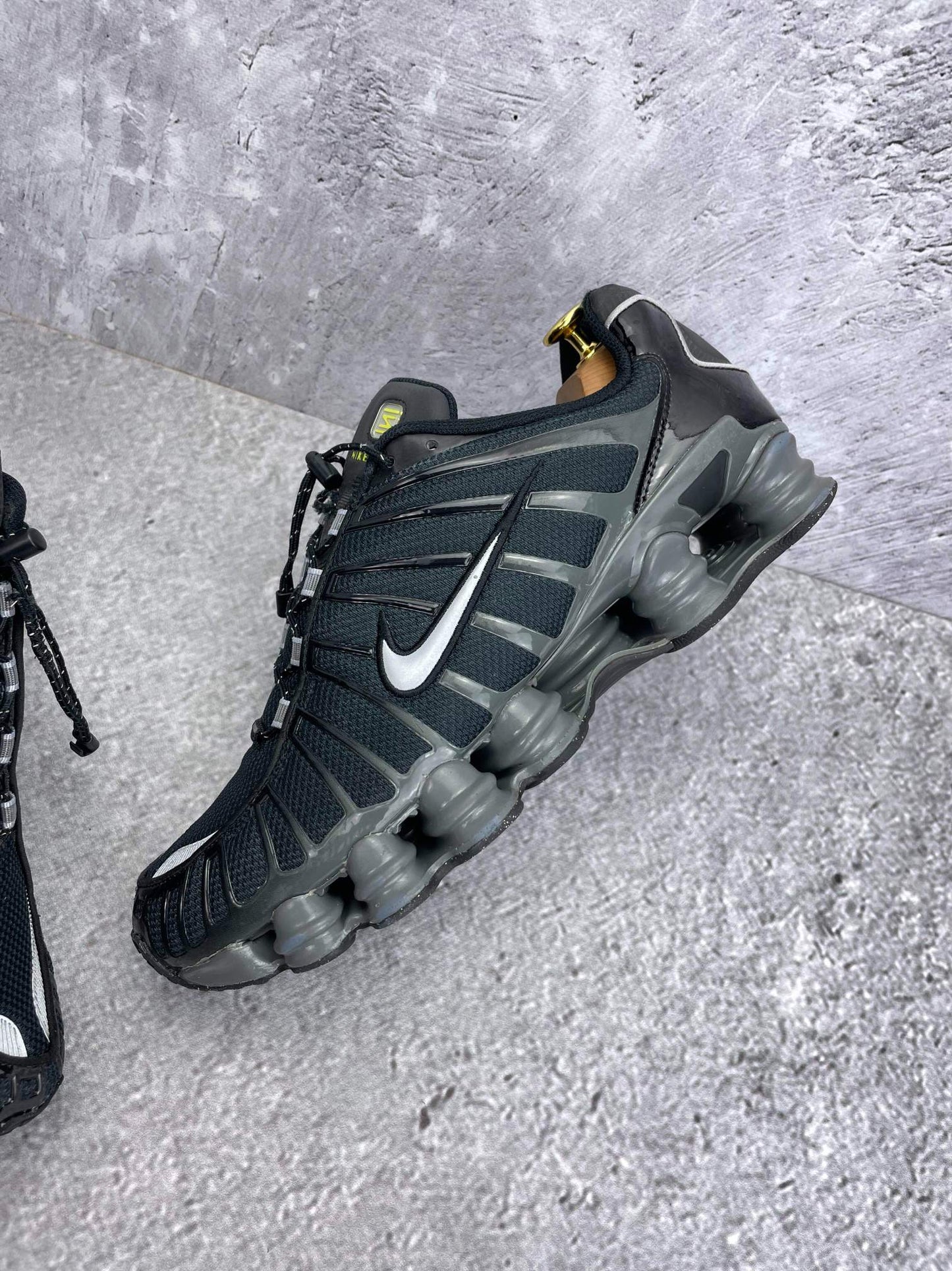 Nike Shox TL Black Iron Grey - buty sportowe, zewnętrzny panel lewego buta