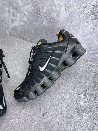 Nike Shox TL Black Iron Grey - buty sportowe, zewnętrzny panel lewego buta