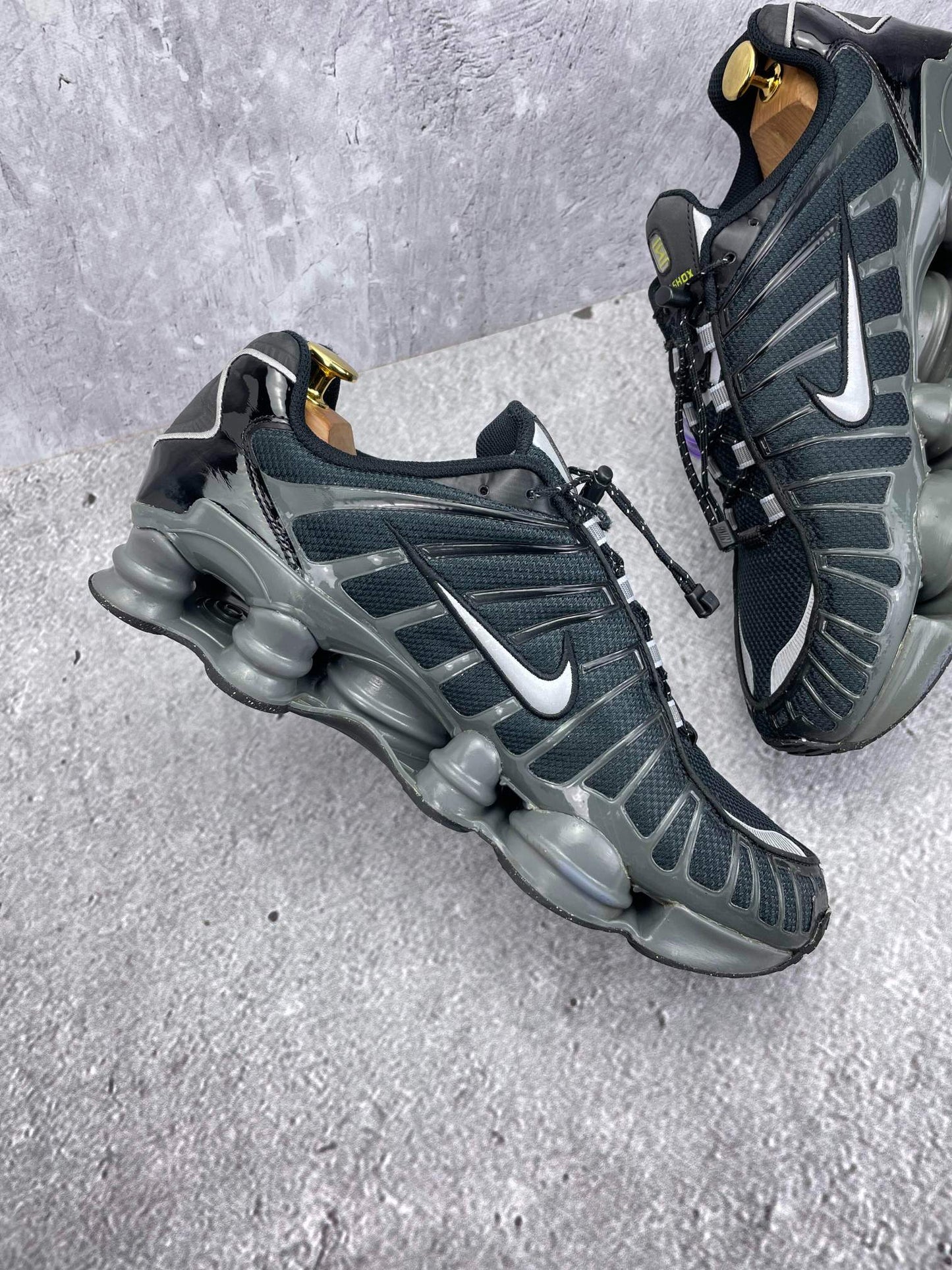 Nike Shox TL Black Iron Grey - buty sportowe, wewnętrzny panel lewego buta