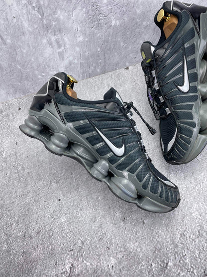 Nike Shox TL Black Iron Grey - buty sportowe, wewnętrzny panel lewego buta