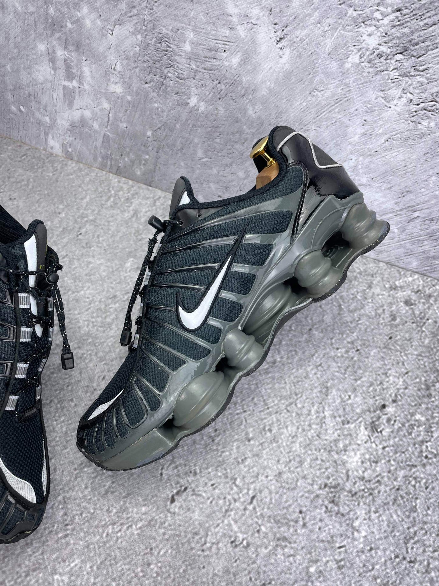 Nike Shox TL Black Iron Grey - buty sportowe, wewnętrzny panel prawego buta