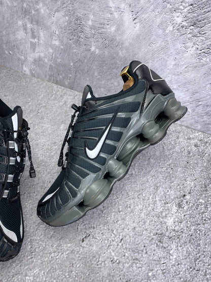 Nike Shox TL Black Iron Grey - buty sportowe, wewnętrzny panel prawego buta