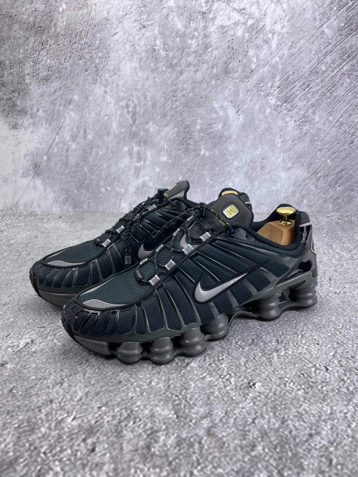 Nike Shox TL Black Iron Grey - buty sportowe, widok z boku na tle studyjnym