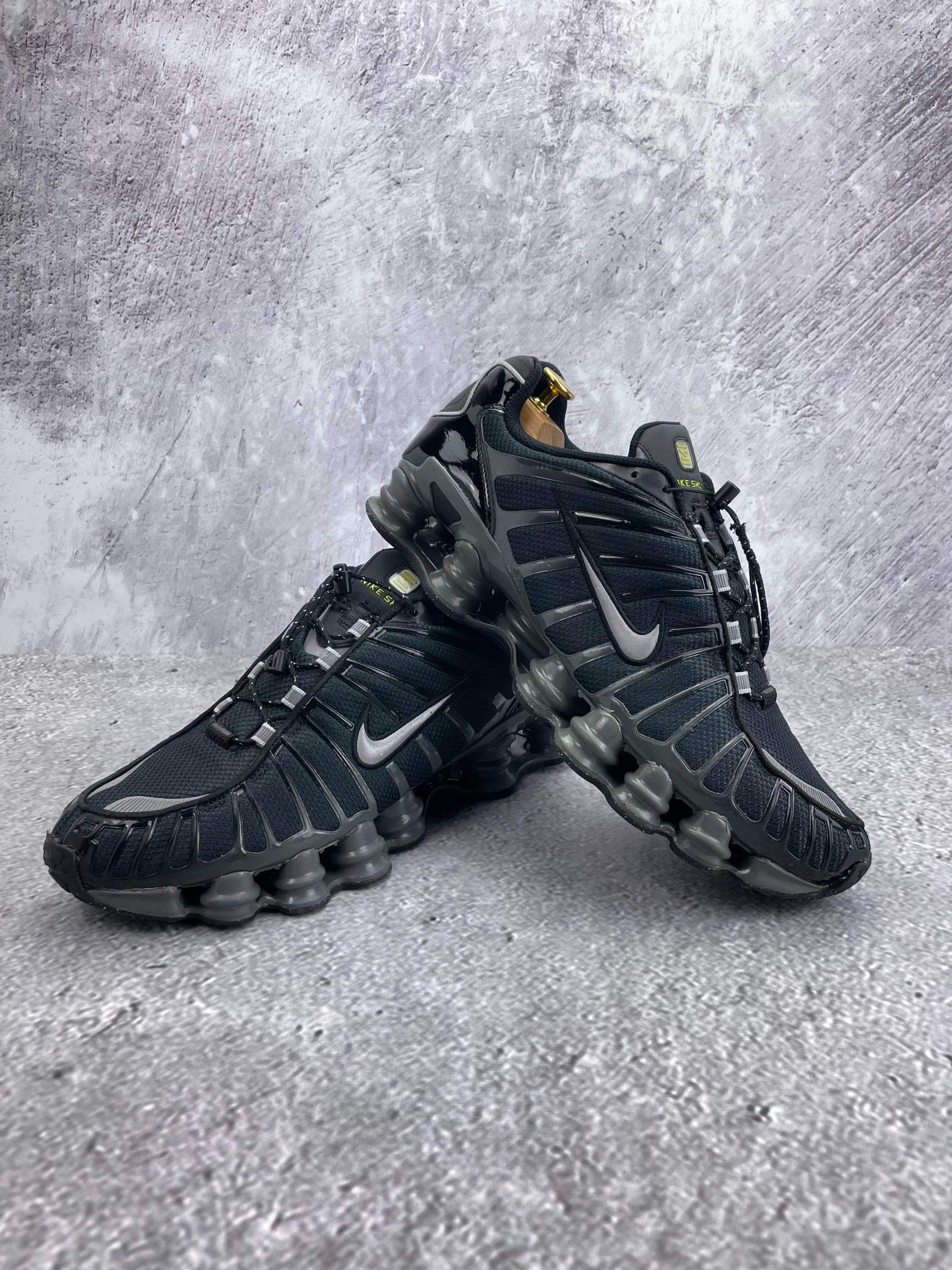 Nike Shox TL Black Iron Grey - buty sportowe, para butów, widok z boku na tle studyjnym