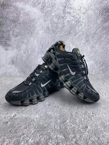 Nike Shox TL Black Iron Grey - buty sportowe, para butów, widok z boku na tle studyjnym
