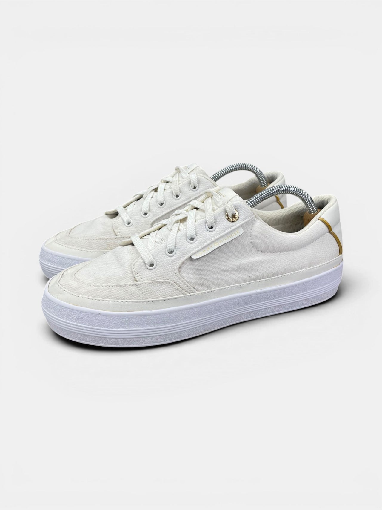 Tommy Hilfiger Sneakers — buty sportowe damskie w bardzo dobrym stanie rozmiar 42, widok z boku