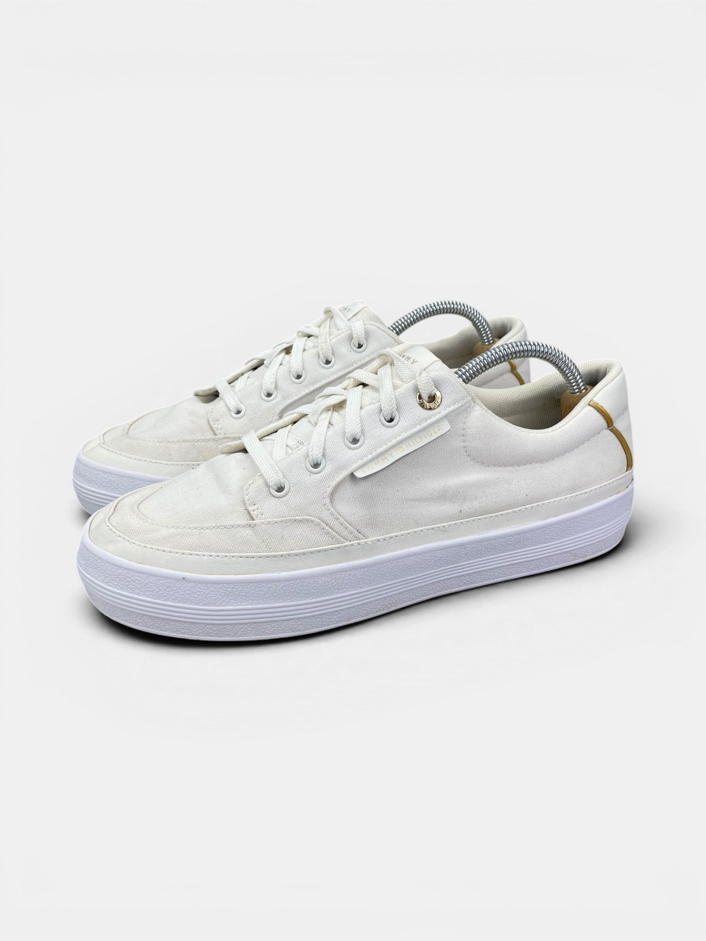 Tommy Hilfiger Sneakers — buty sportowe damskie w bardzo dobrym stanie rozmiar 42, widok z boku