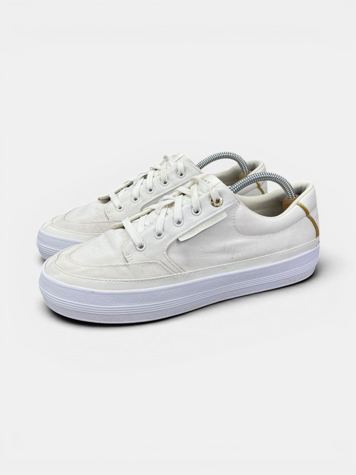 Tommy Hilfiger Sneakers — buty sportowe damskie w bardzo dobrym stanie rozmiar 42, widok z boku