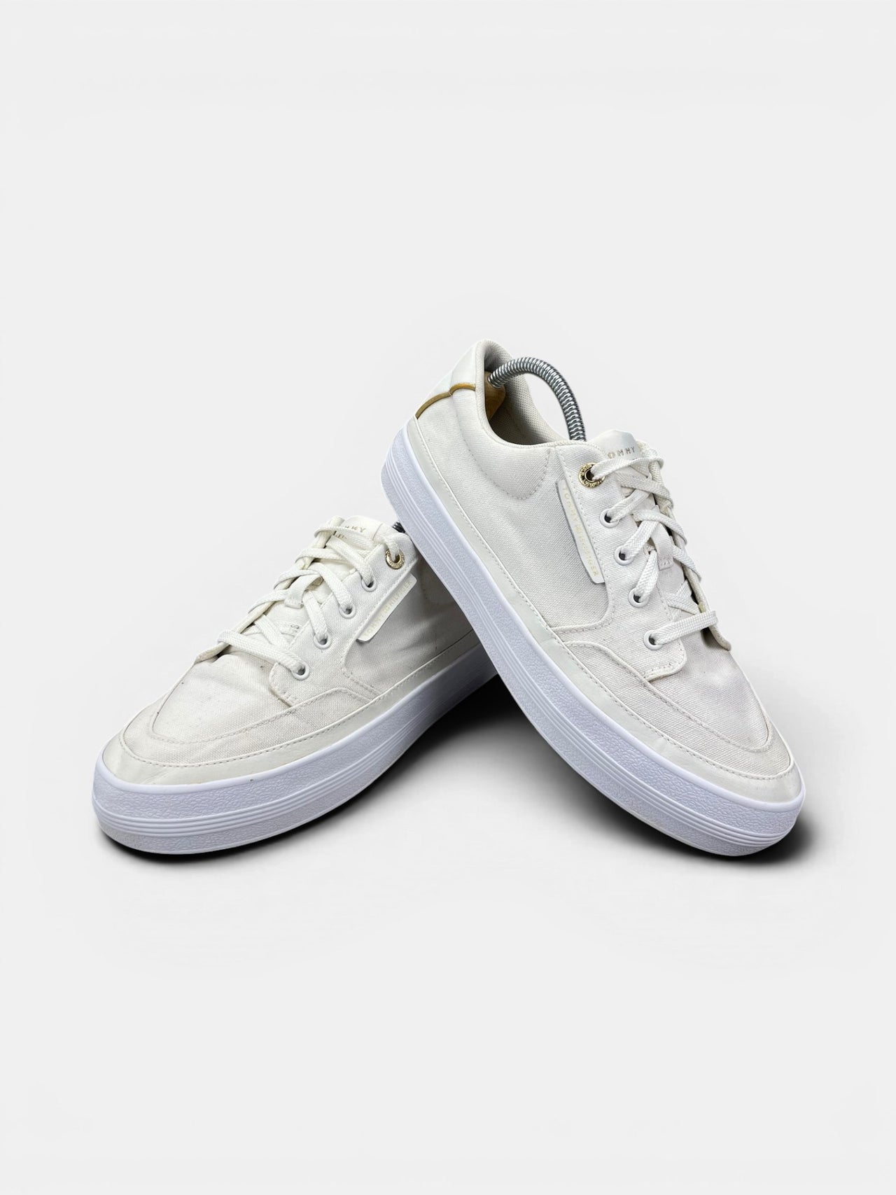 Tommy Hilfiger Sneakers — buty sportowe damskie w bardzo dobrym stanie rozmiar 42, boczny profil