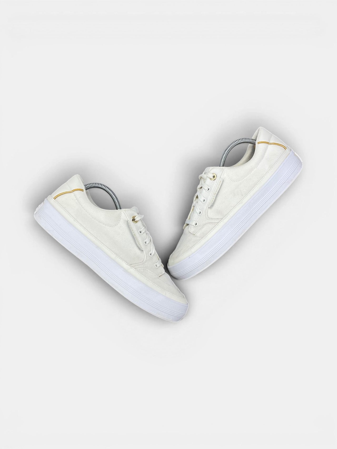 Tommy Hilfiger Sneakers — buty sportowe damskie w bardzo dobrym stanie rozmiar 42, widok z góry na zewnętrzną stronę butów