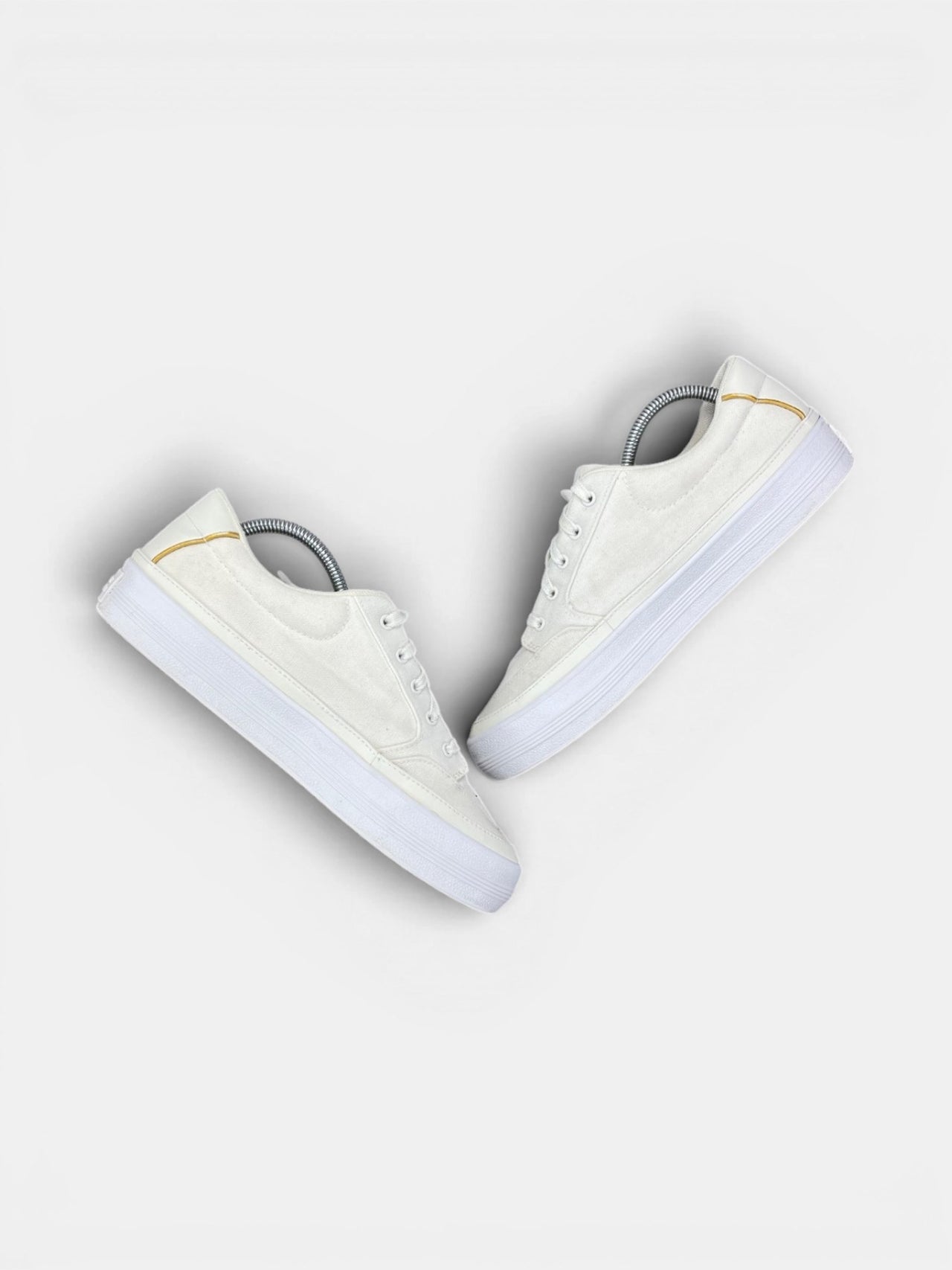 Tommy Hilfiger Sneakers — buty sportowe damskie w bardzo dobrym stanie rozmiar 42, widok z góry na wewnętrzną stronę butów
