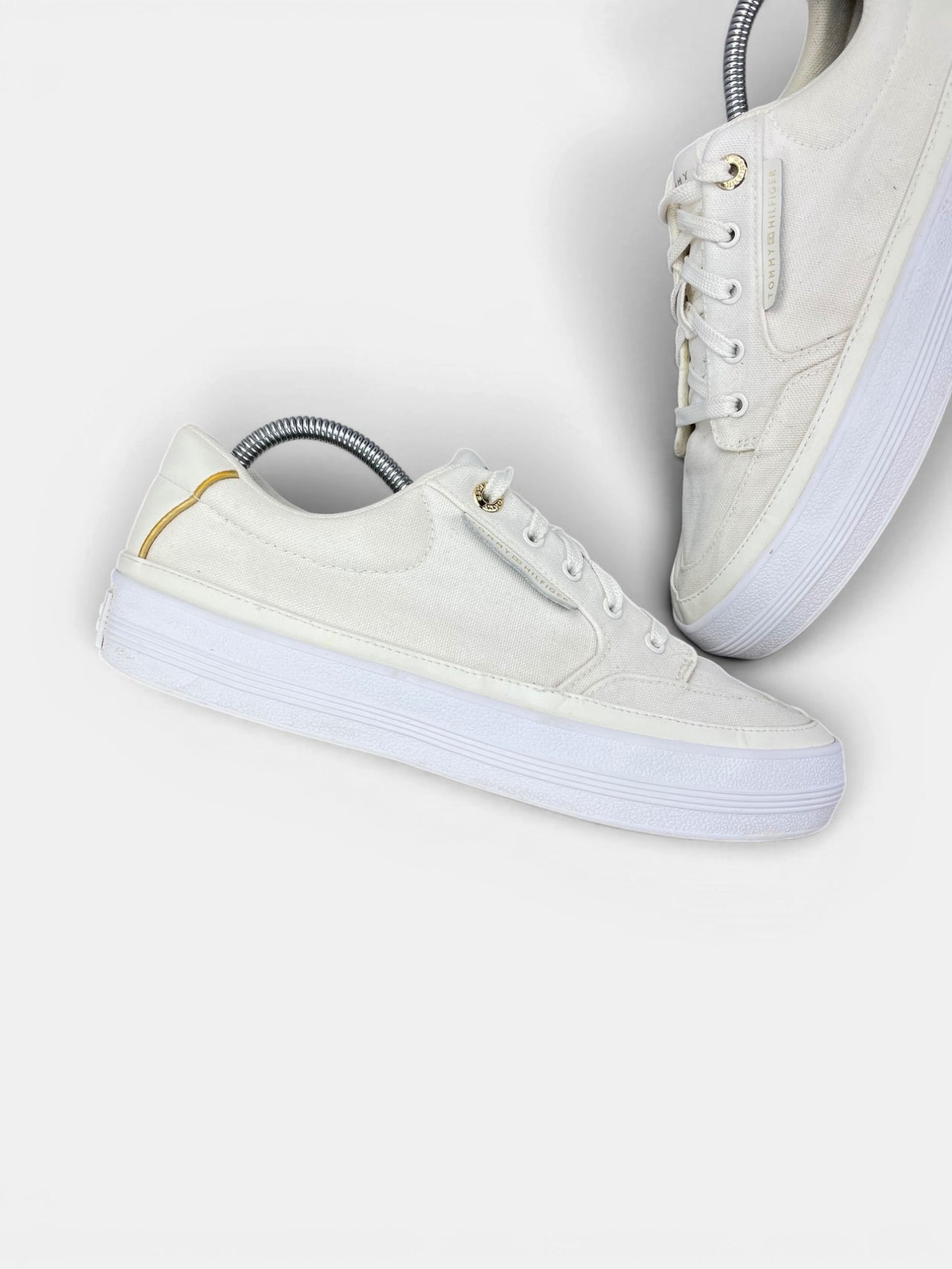 Tommy Hilfiger Sneakers — buty sportowe damskie w bardzo dobrym stanie rozmiar 42, zewnętrzny panel prawego buta