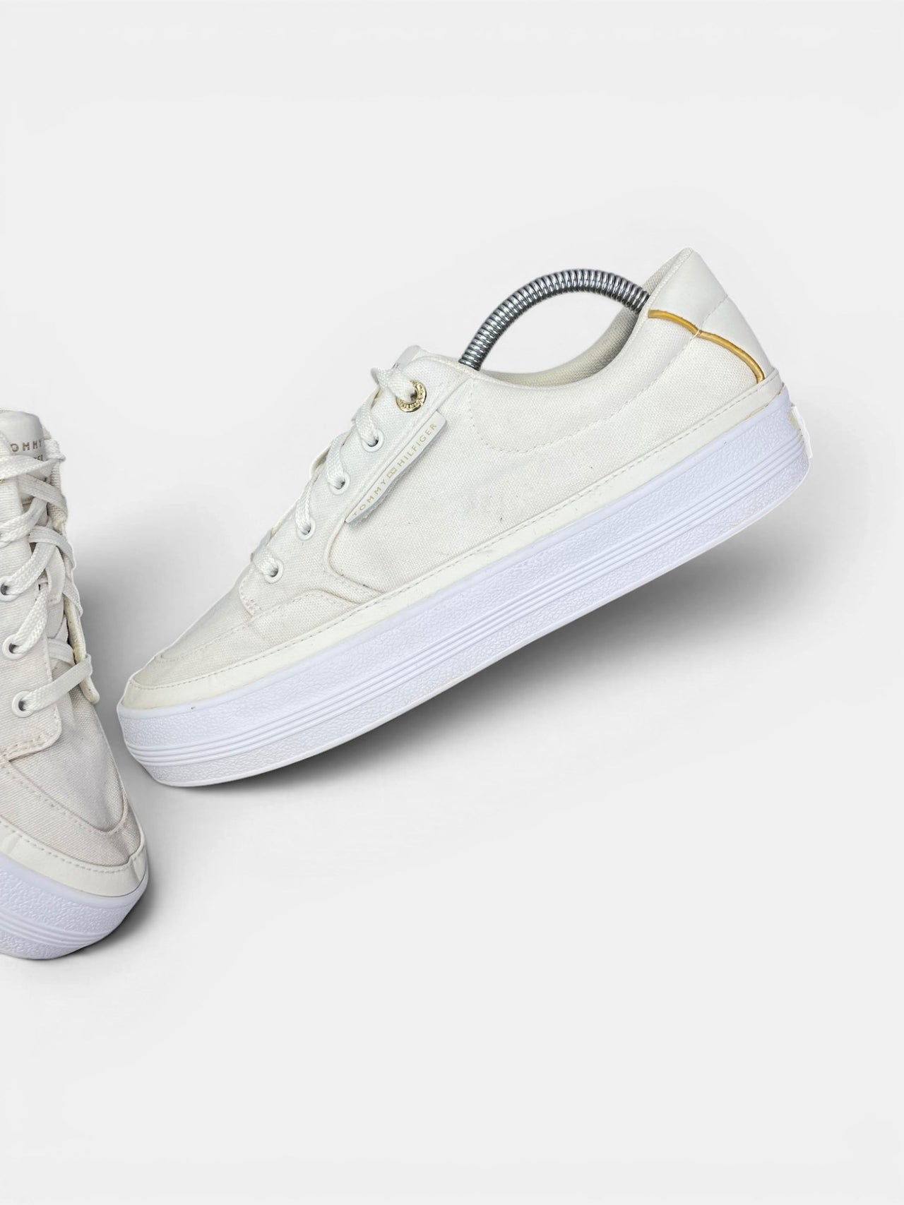Tommy Hilfiger Sneakers — buty sportowe damskie w bardzo dobrym stanie rozmiar 42, zewnętrzny panel lewego buta