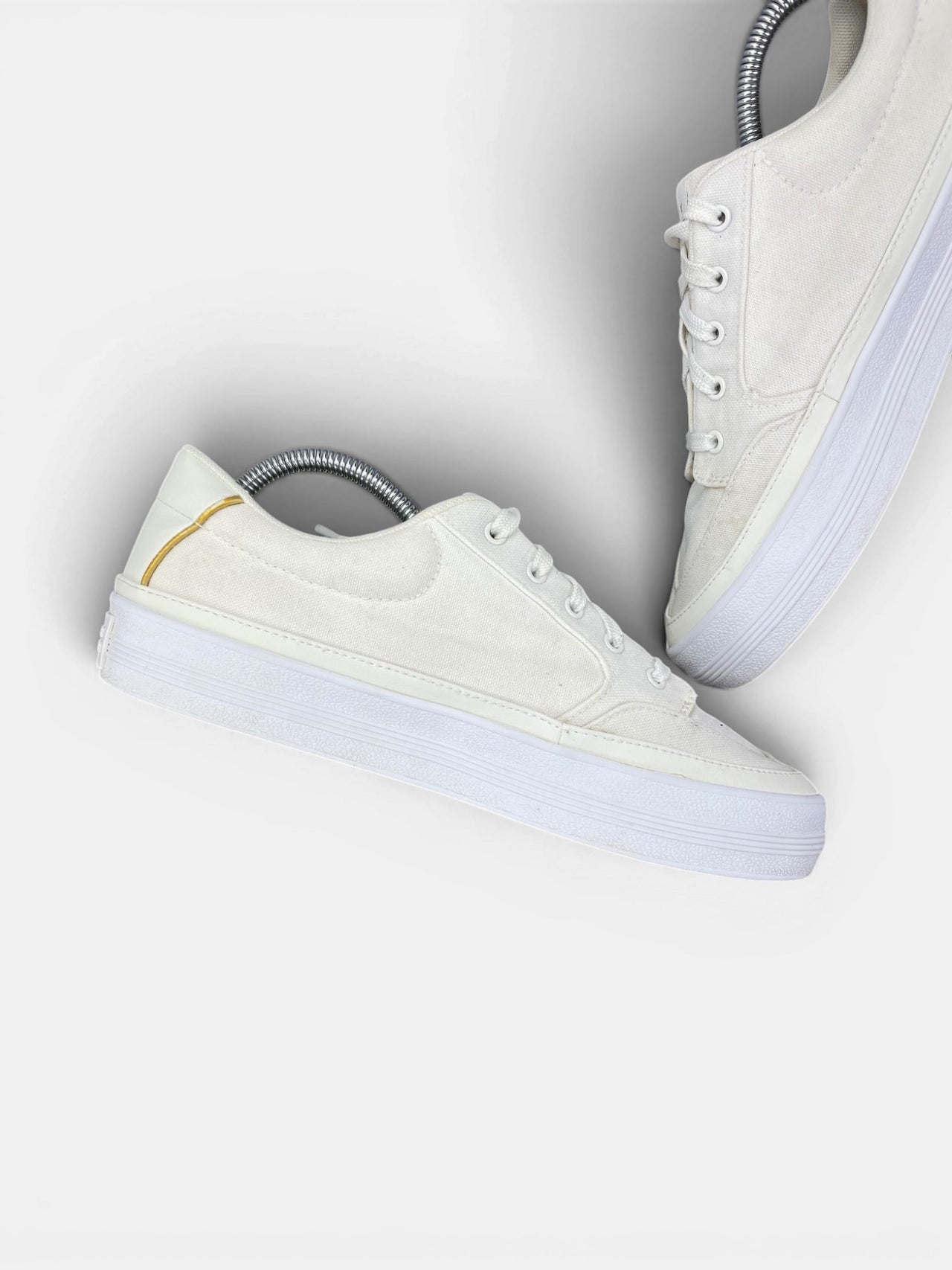 Tommy Hilfiger Sneakers — buty sportowe damskie w bardzo dobrym stanie rozmiar 42, wewnętrzny panel lewego buta