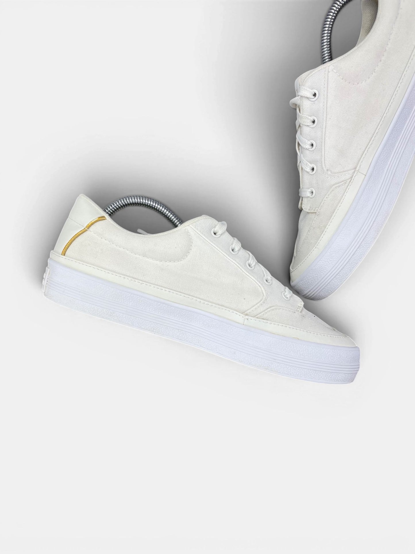 Tommy Hilfiger Sneakers — buty sportowe damskie w bardzo dobrym stanie rozmiar 42, wewnętrzny panel lewego buta