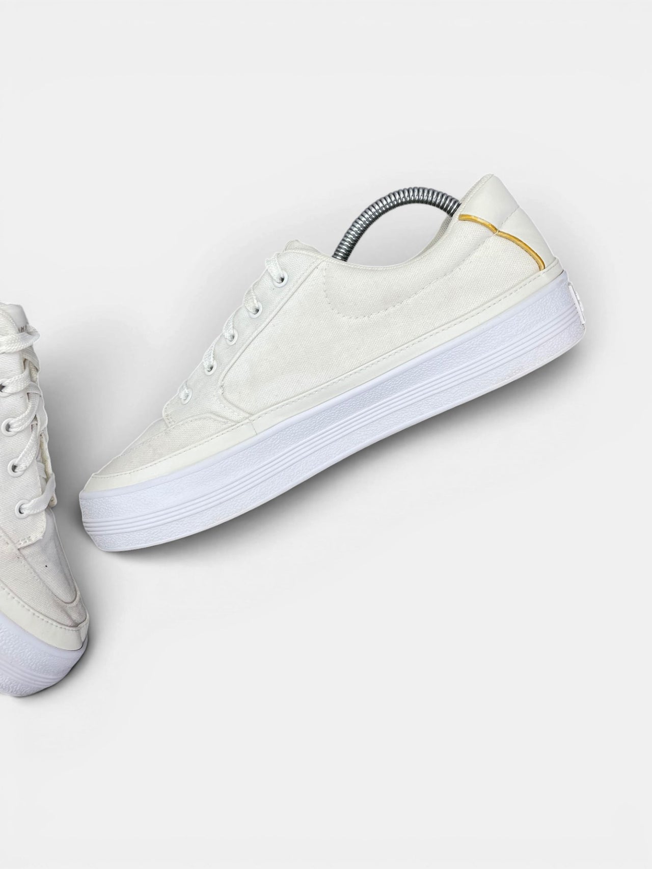 Tommy Hilfiger Sneakers — buty sportowe damskie w bardzo dobrym stanie rozmiar 42, wewnętrzny panel prawego buta