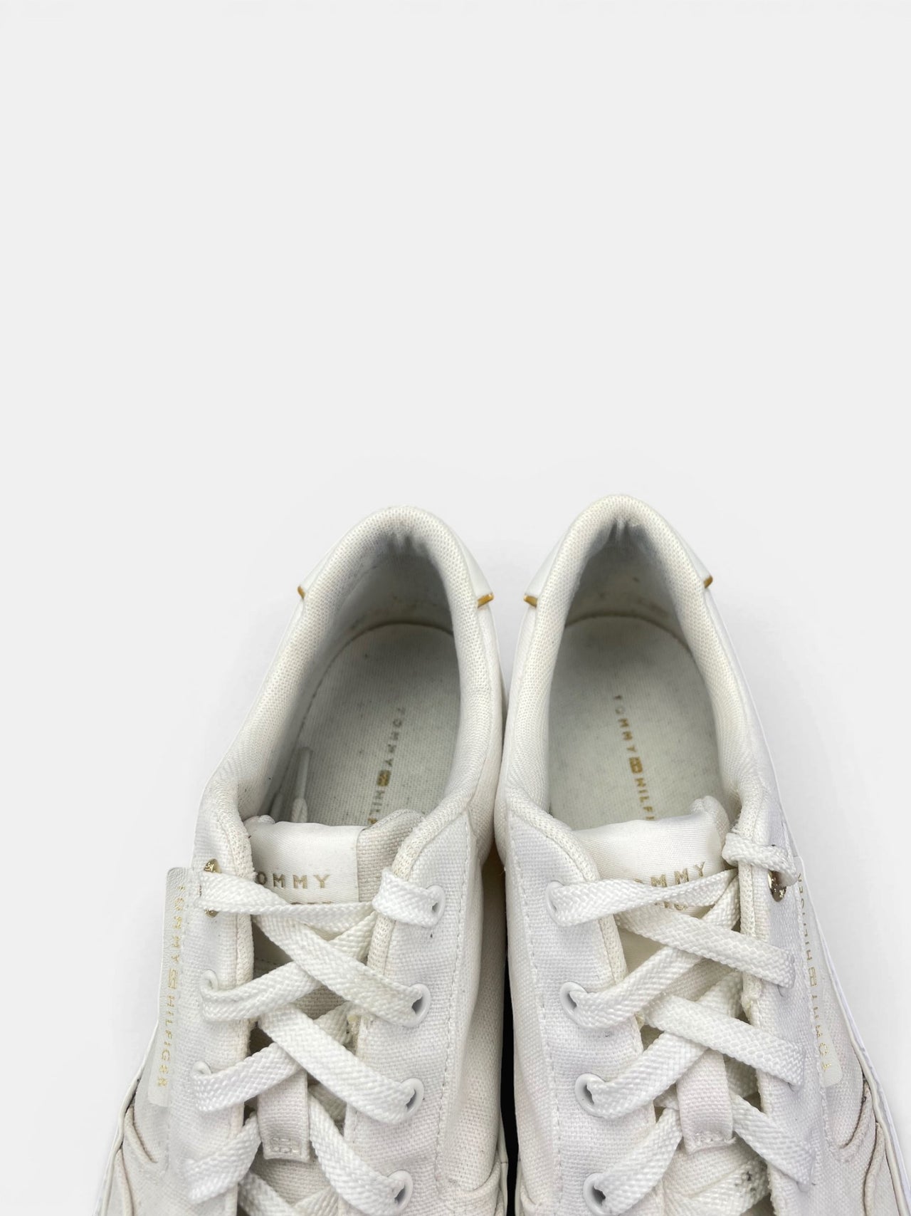 Tommy Hilfiger Sneakers — buty sportowe damskie w bardzo dobrym stanie rozmiar 42, zapiętki butów