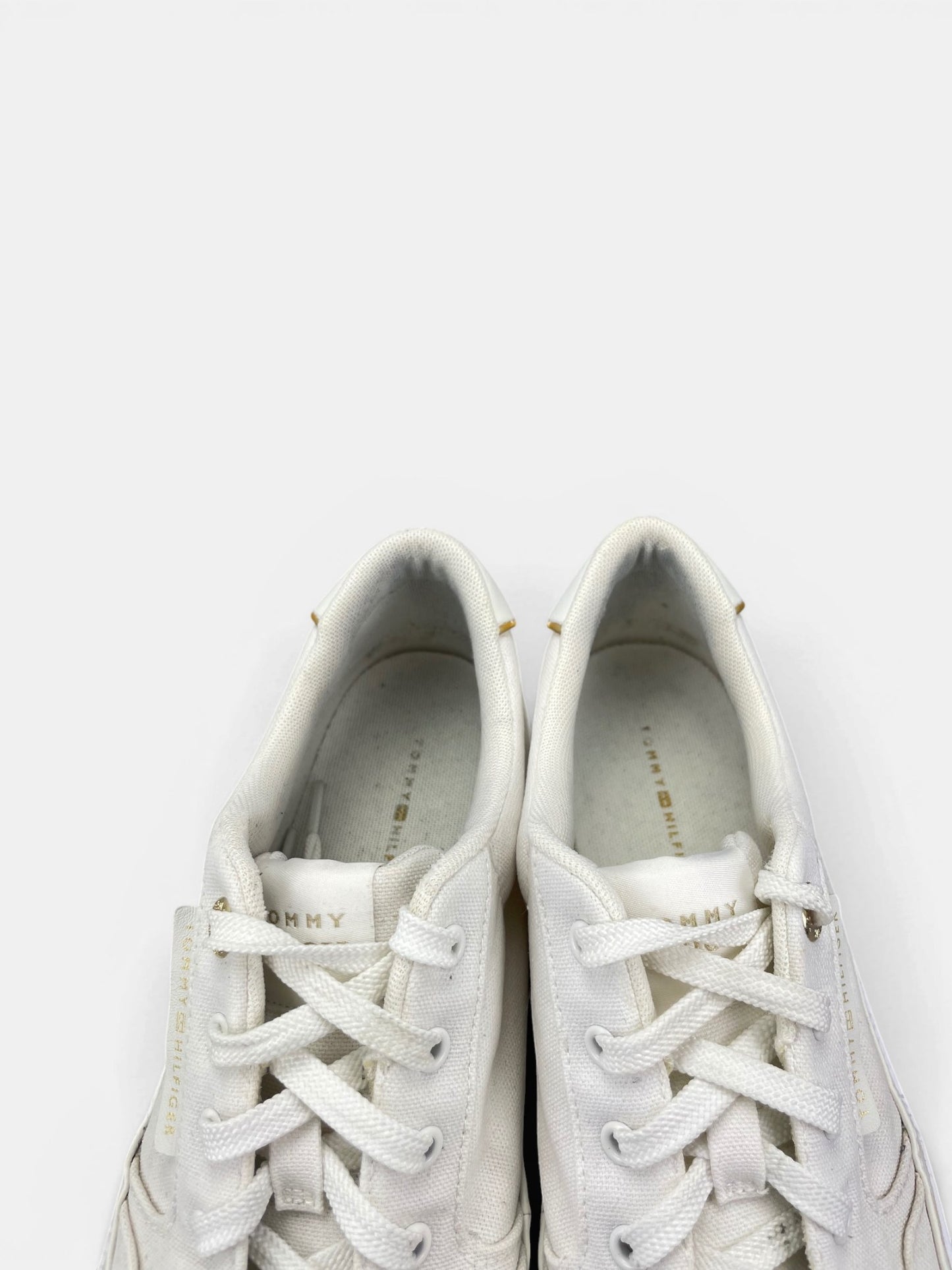 Tommy Hilfiger Sneakers — buty sportowe damskie w bardzo dobrym stanie rozmiar 42, zapiętki butów