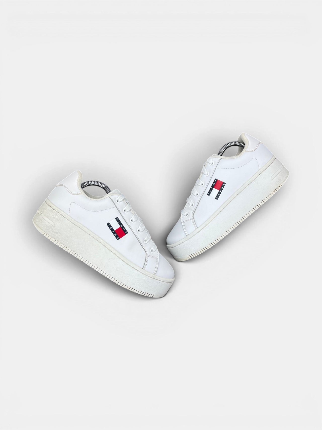 Tommy Hilfiger Platform Sneakers — buty sportowe damskie w bardzo dobrym stanie rozmiar 38, widok z góry na zewnętrzną stronę butów