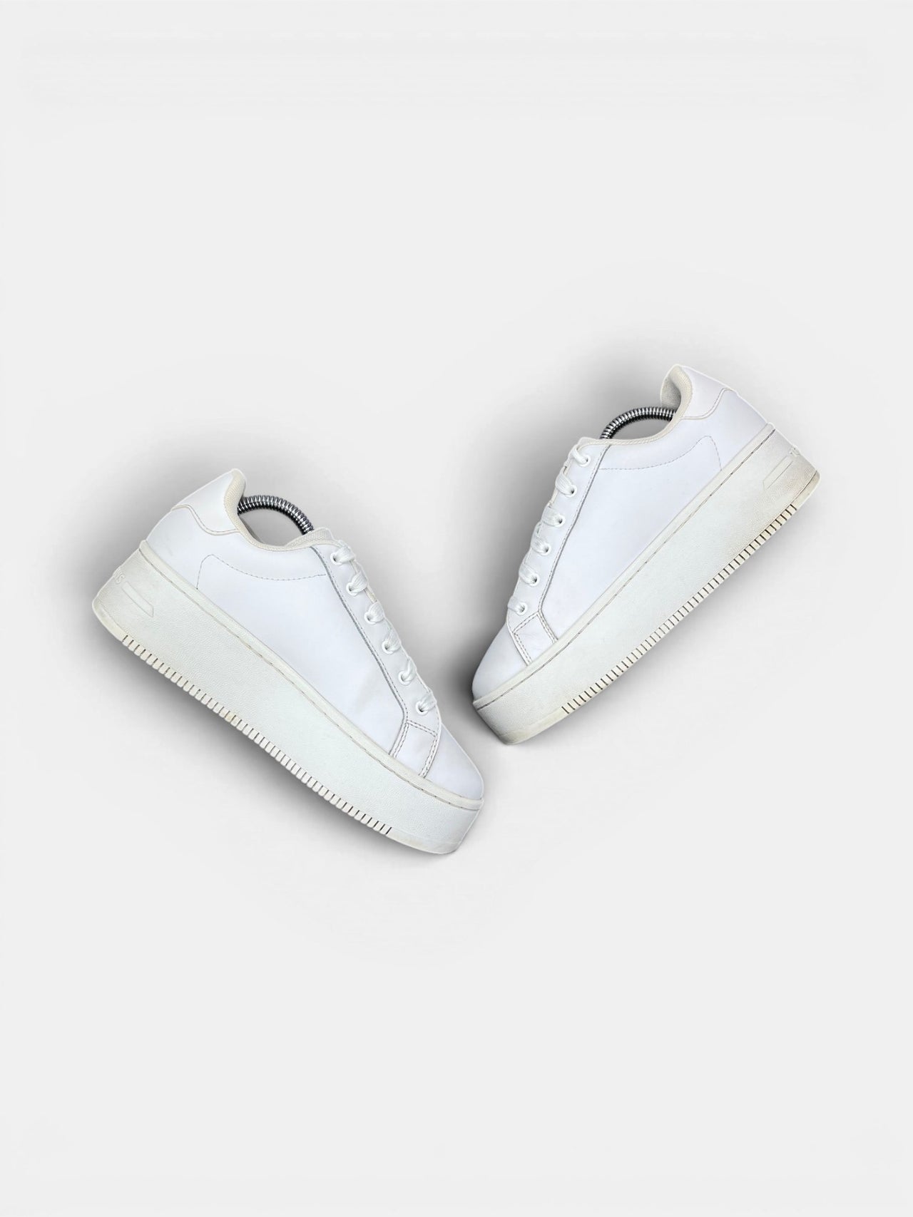 Tommy Hilfiger Platform Sneakers — buty sportowe damskie w bardzo dobrym stanie rozmiar 38, zewnętrzny panel prawego buta