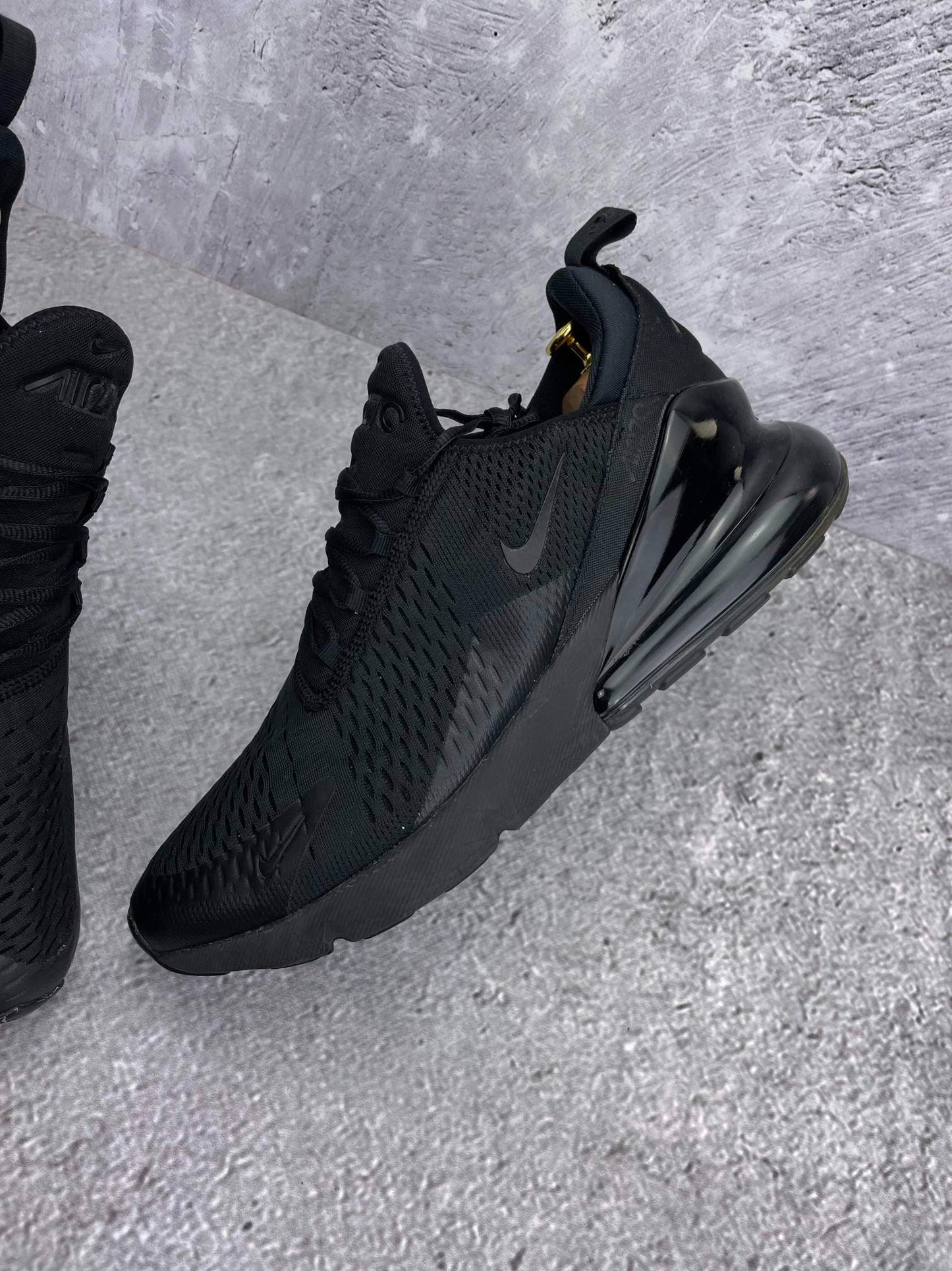 Nike Air Max 270 Triple Black — buty sportowe męskie w bardzo dobrym stanie rozmiar 47.5, zewnętrzny panel lewego buta