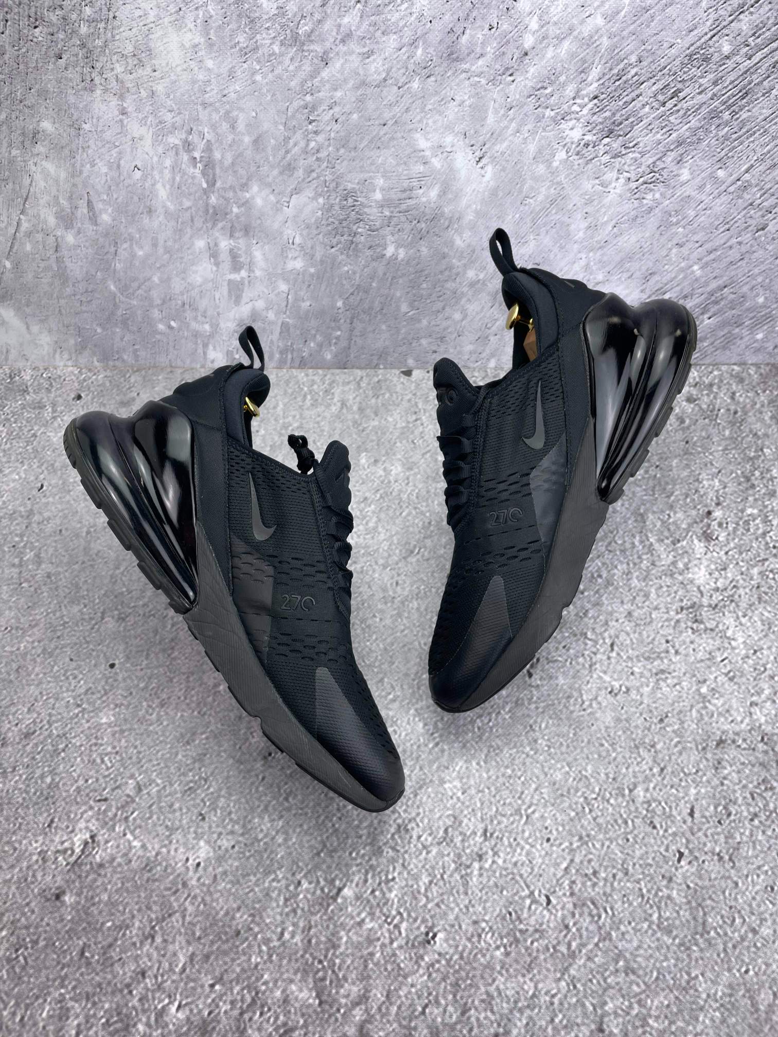 Nike Air Max 270 Triple Black — buty sportowe męskie w bardzo dobrym stanie rozmiar 47.5, widok z góry na wewnętrzną stronę butów