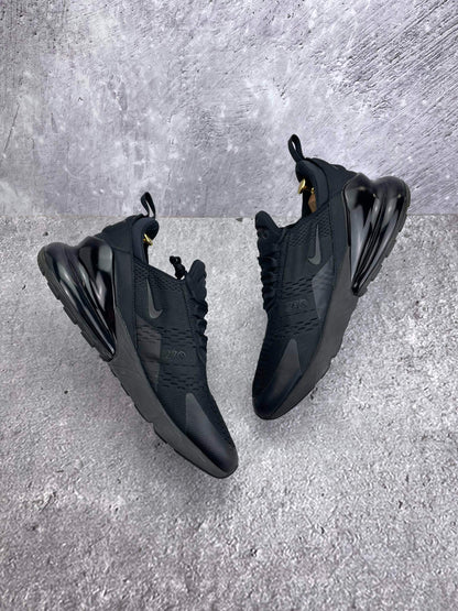 Nike Air Max 270 Triple Black — buty sportowe męskie w bardzo dobrym stanie rozmiar 47.5, widok z góry na wewnętrzną stronę butów