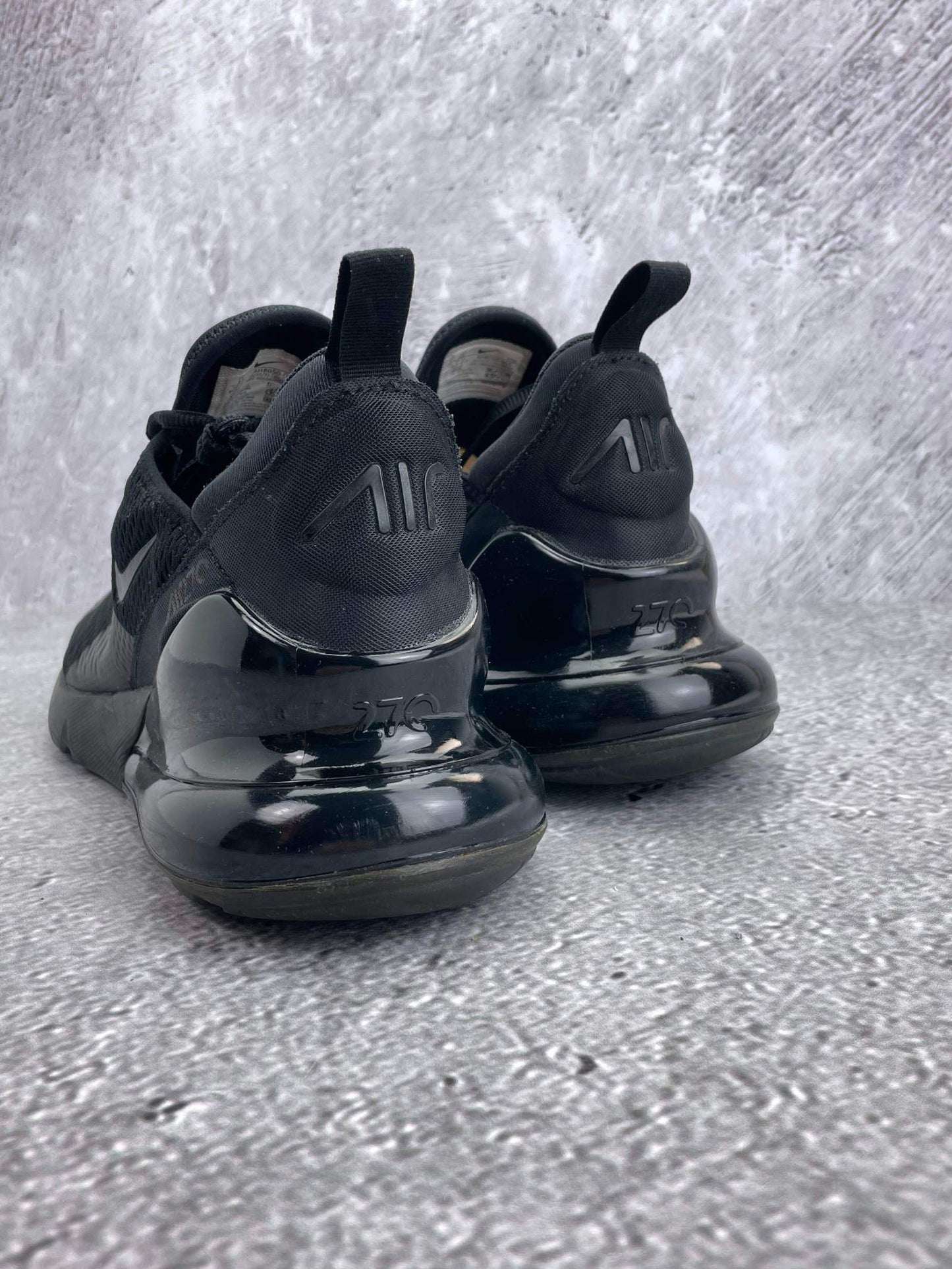 Nike Air Max 270 Triple Black — buty sportowe męskie w bardzo dobrym stanie rozmiar 47.5, widok z tyłu