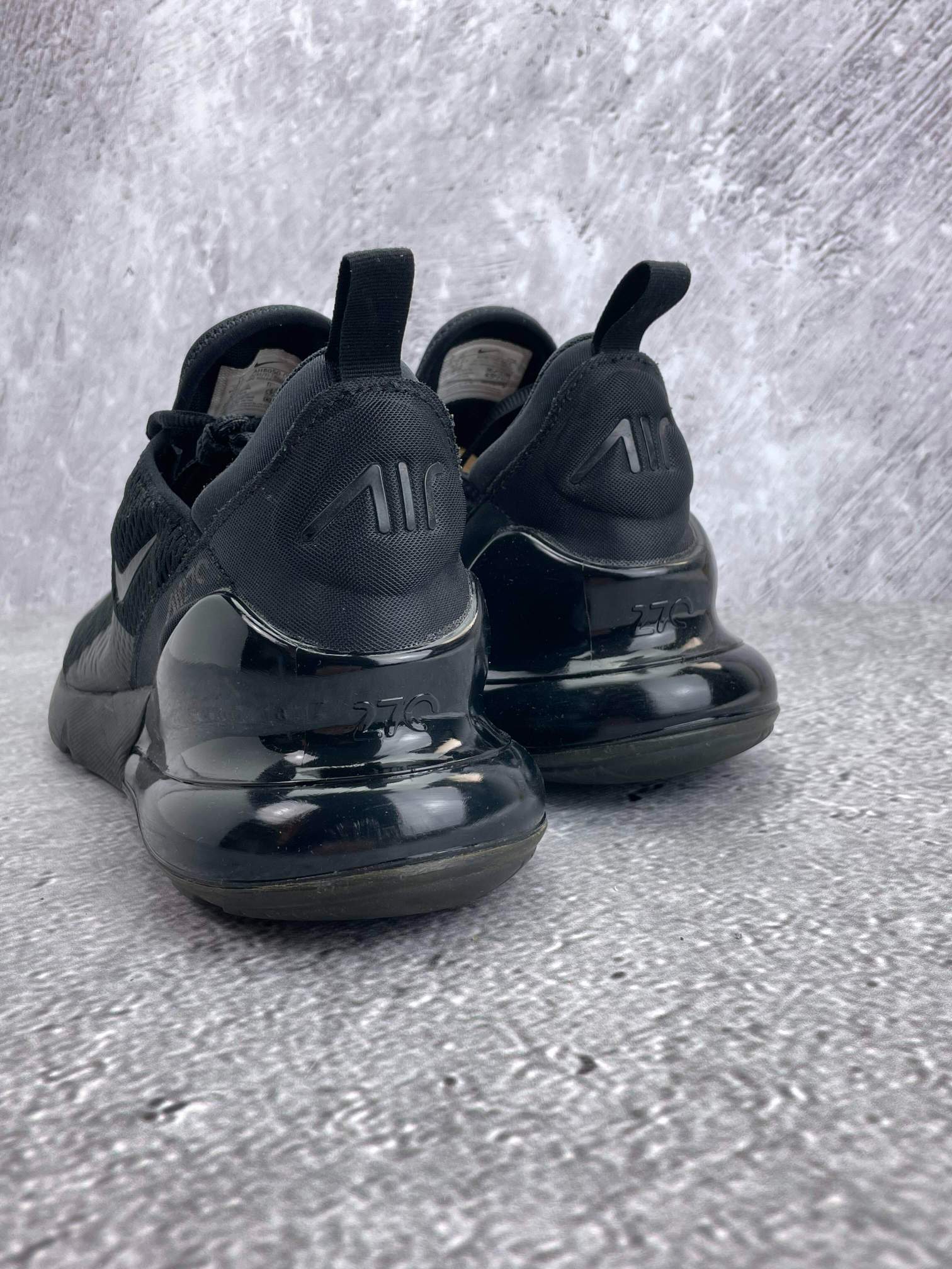 Nike Air Max 270 Triple Black — buty sportowe męskie w bardzo dobrym stanie rozmiar 47.5, widok z tyłu