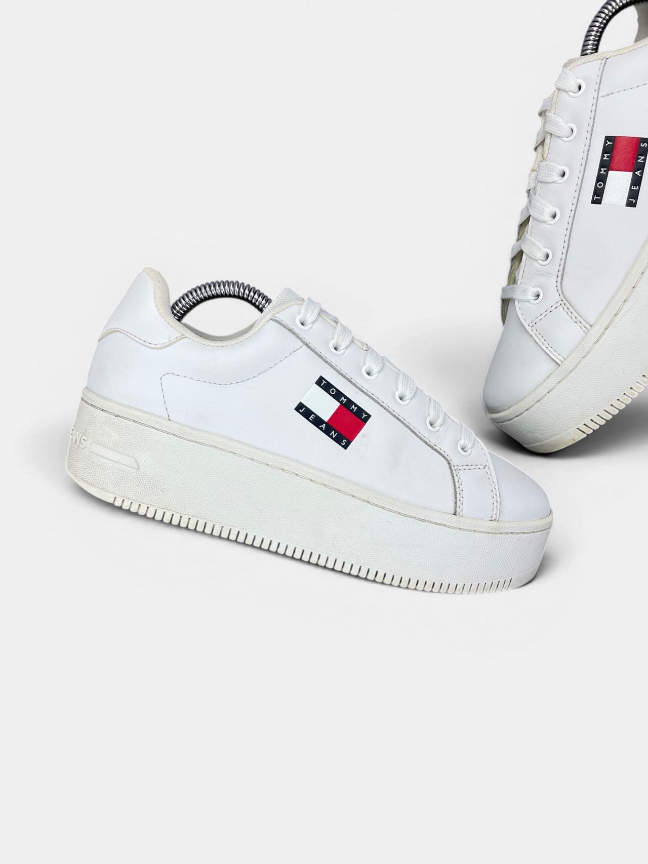 Tommy Hilfiger Platform Sneakers — buty sportowe damskie w bardzo dobrym stanie rozmiar 38, zewnętrzny panel lewego buta