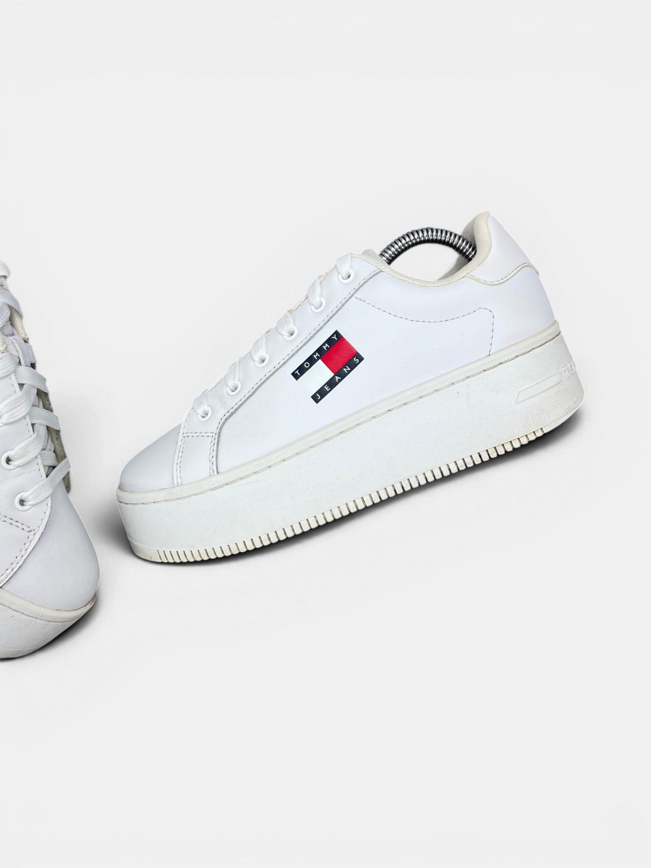Tommy Hilfiger Platform Sneakers — buty sportowe damskie w bardzo dobrym stanie rozmiar 38, widok z góry na wewnętrzną stronę butów
