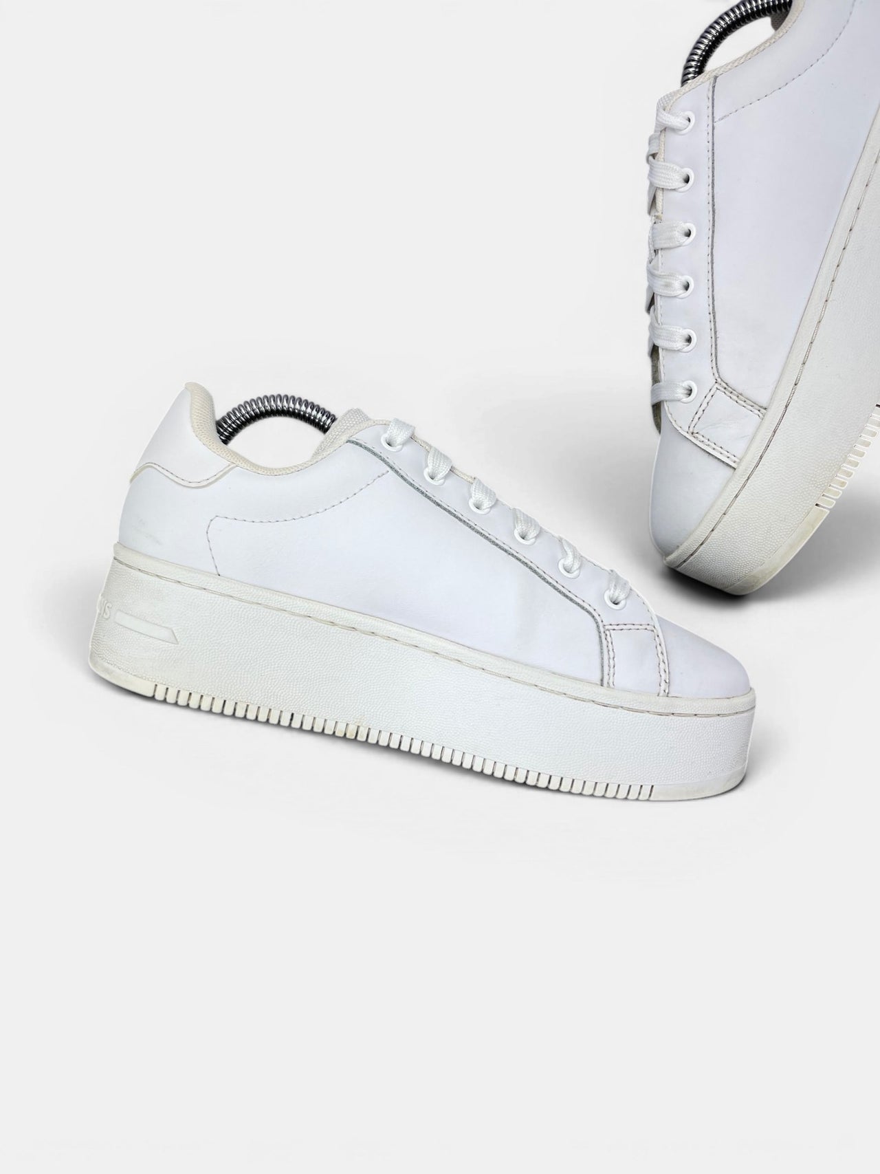 Tommy Hilfiger Platform Sneakers — buty sportowe damskie w bardzo dobrym stanie rozmiar 38, wewnętrzny panel lewego buta