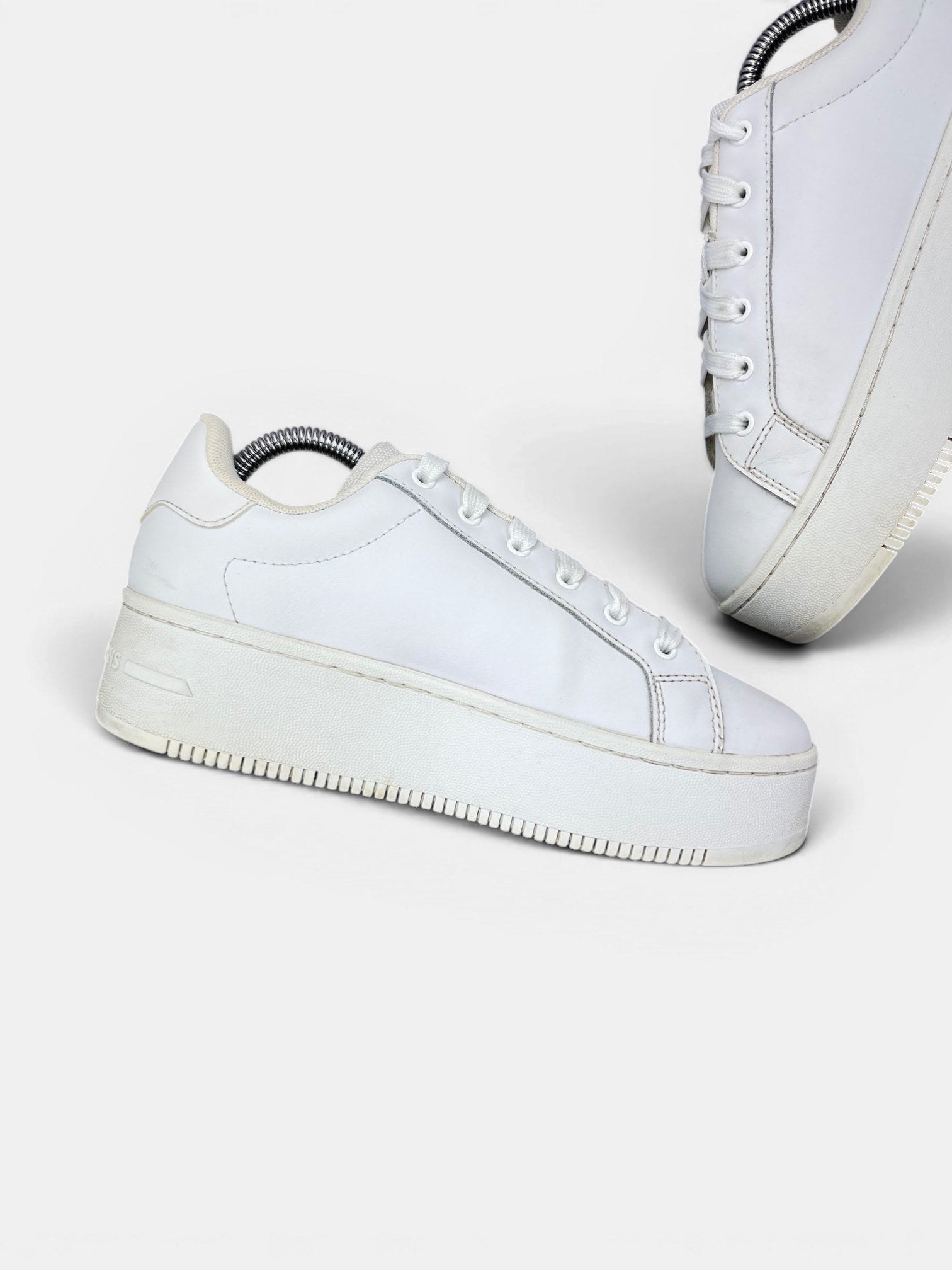 Tommy Hilfiger Platform Sneakers — buty sportowe damskie w bardzo dobrym stanie rozmiar 38, wewnętrzny panel lewego buta