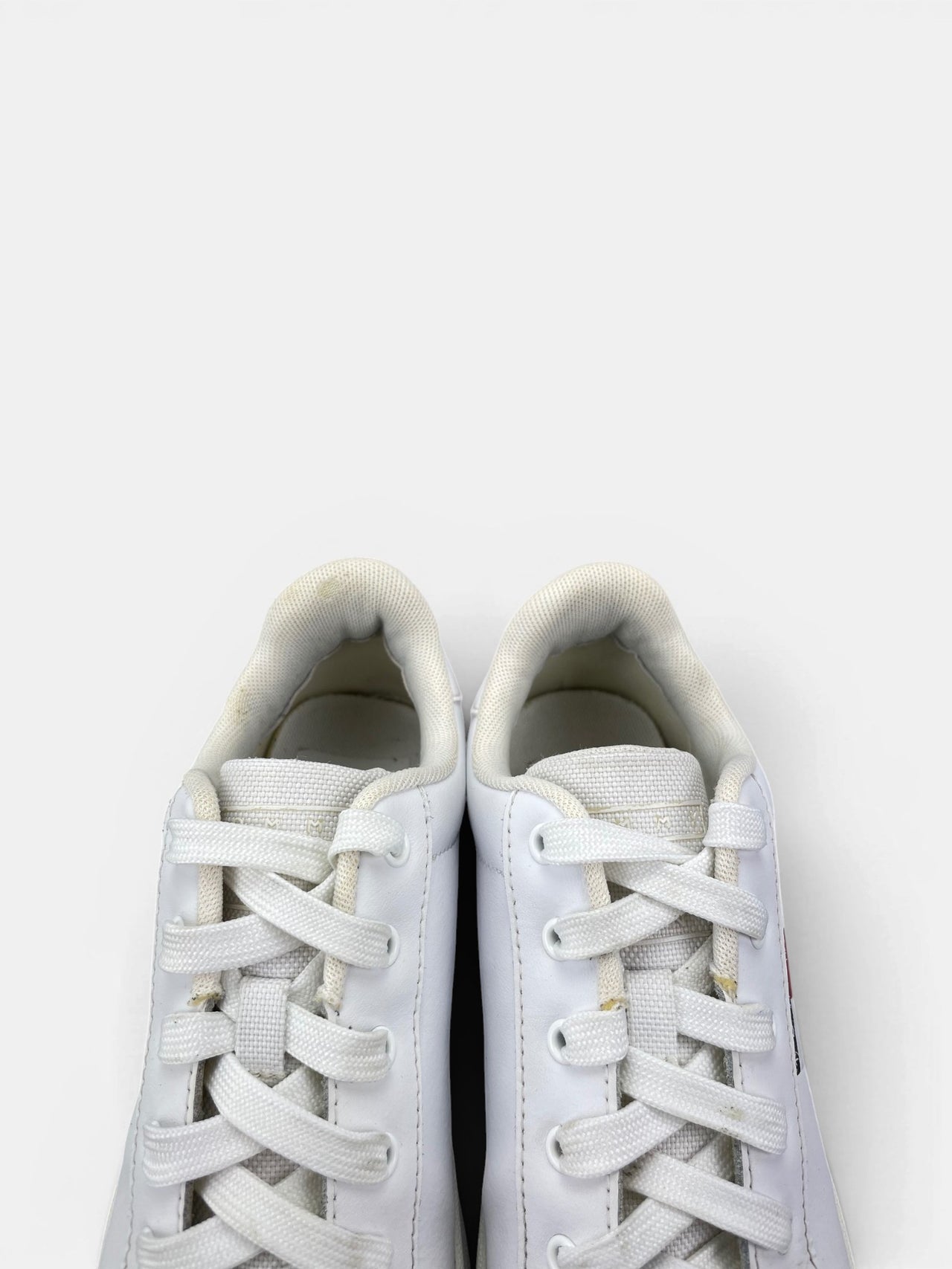 Tommy Hilfiger Platform Sneakers — buty sportowe damskie w bardzo dobrym stanie rozmiar 38, zapiętki butów
