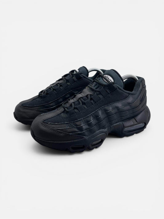 Nike Air Max 95 Recraft Triple Black — buty sportowe damskie w bardzo dobrym stanie rozmiar 39, widok z boku