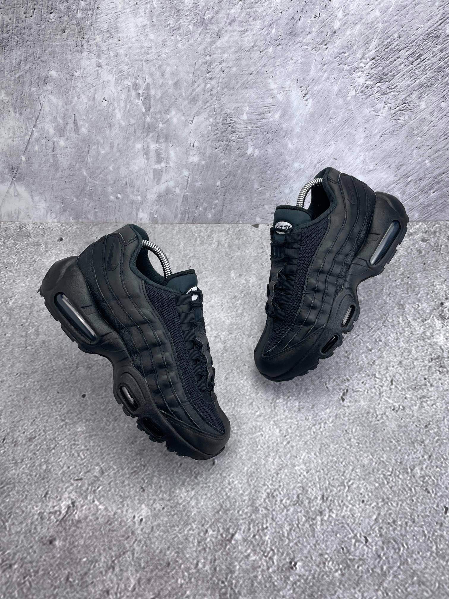 Nike Air Max 95 Recraft Triple Black — buty sportowe damskie w bardzo dobrym stanie rozmiar 39, widok z góry na zewnętrzną stronę butów