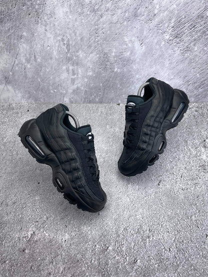 Nike Air Max 95 Recraft Triple Black — buty sportowe damskie w bardzo dobrym stanie rozmiar 39, widok z góry na zewnętrzną stronę butów