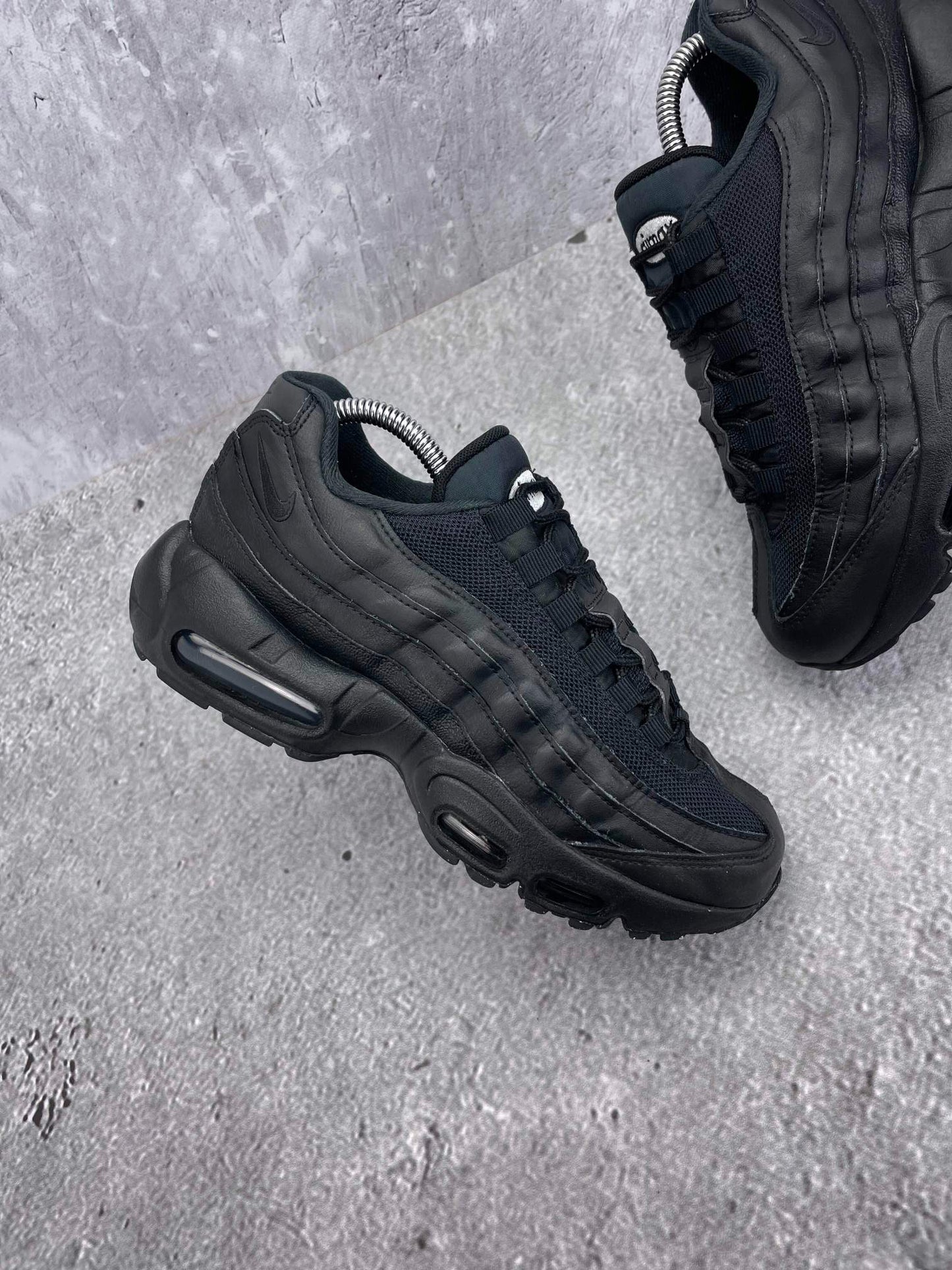 Nike Air Max 95 Recraft Triple Black — buty sportowe damskie w bardzo dobrym stanie rozmiar 39, zewnętrzny panel prawego buta